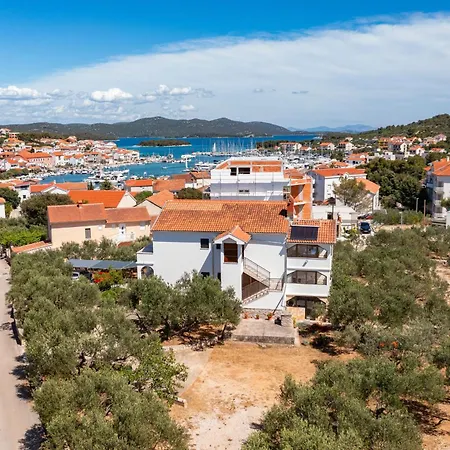 Apartman Apartments With Parking Space Jezera, Murter - 798 *