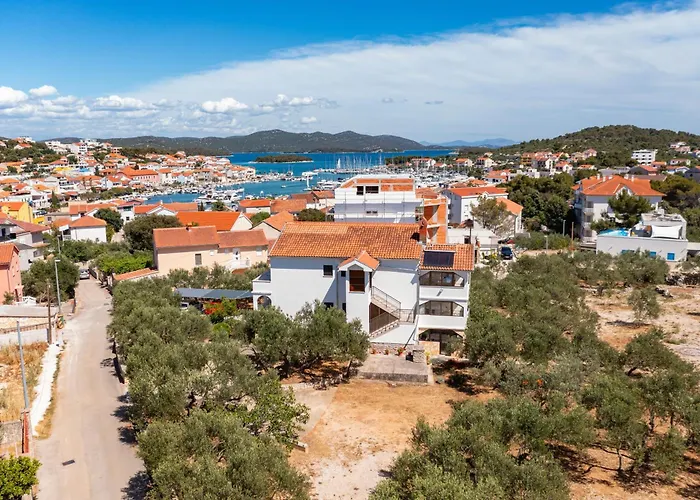 Apartment Apartments With Parking Space Jezera - Murter - 798 *